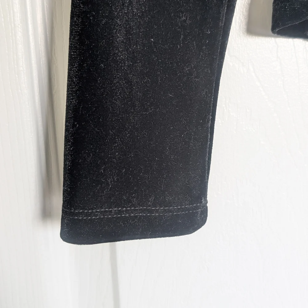 LAST CHANCE Le Chateau Black Velvet Top - Picture 4 of 11